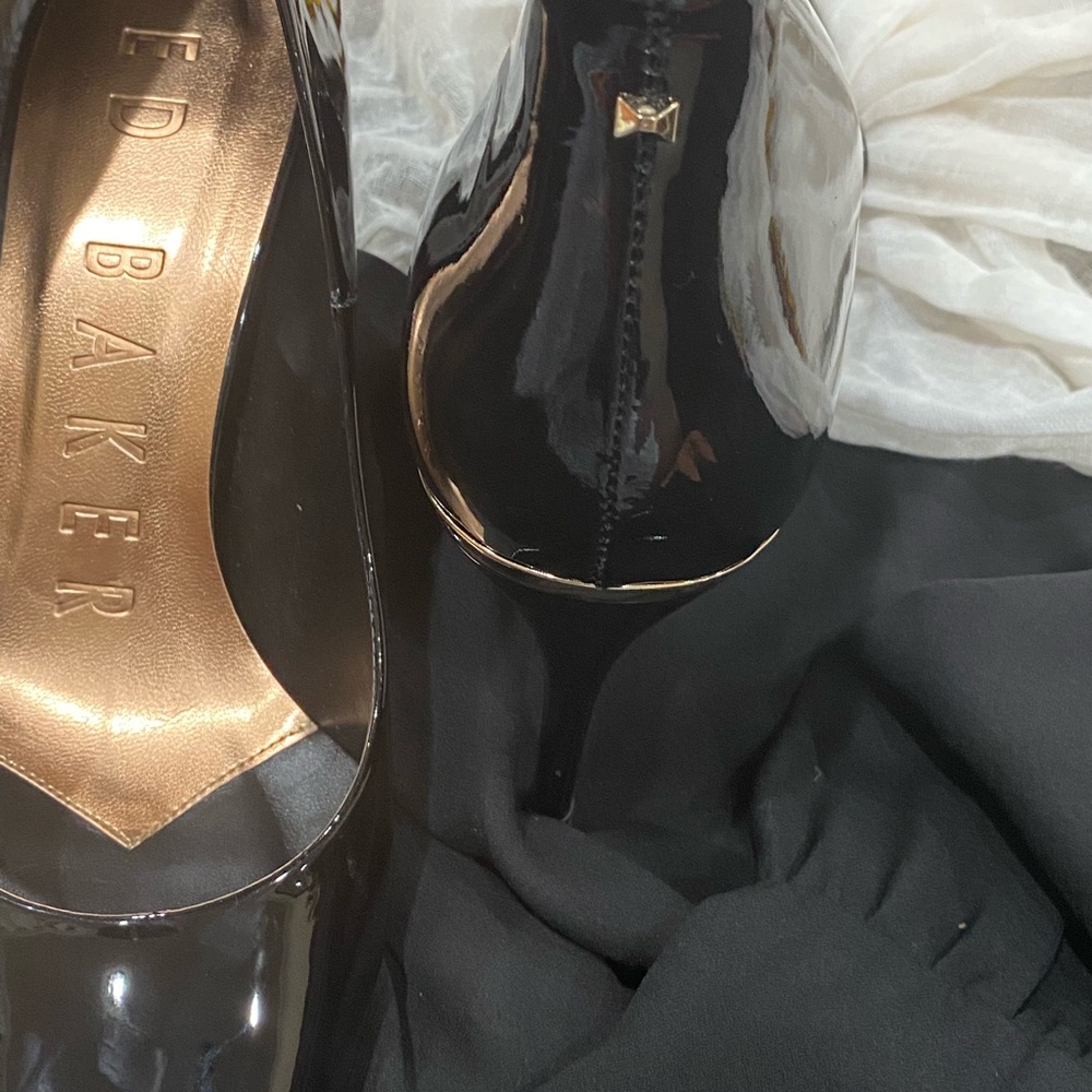 These beauties are a 41.5 NWT Gold stripping and small gold bow!